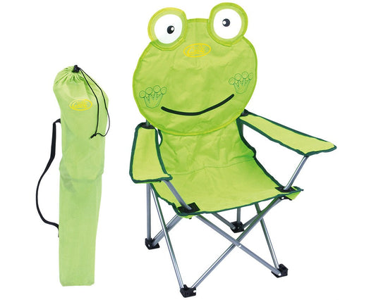 grønn campingstol med froskehode look  oppslått og bærebag grønn plassert ved siden av stolen