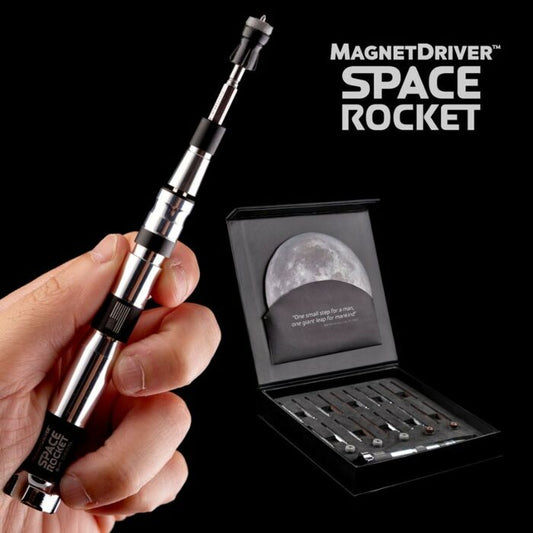 bilde av magnet driver space rocket i en hånd med pakning i sort liggende ved siden, vist på sort bakgrunn