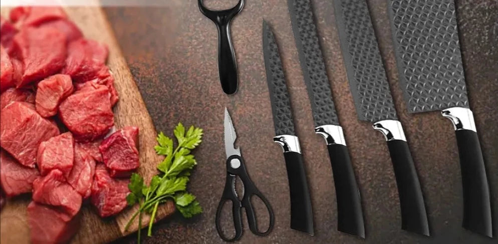 5 delers knivsett på en kjøkkenbenk og en fjøl med oppskjært kjøttstykker og en persillekvast ved siden