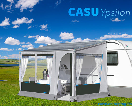 casu ypsilon fortelt montert på en campingvogn plassert på grønt underlag