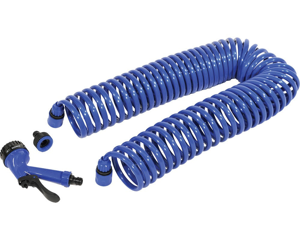 blå spirak vannslange med vanningspistol og fester liggende løst foran slangen