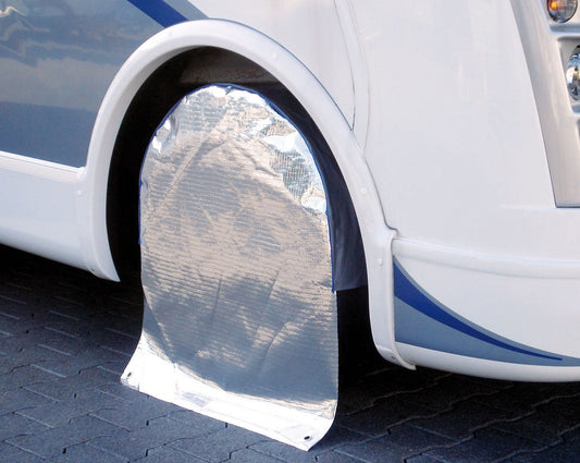 Hindermann hjulbuetrekk montert på forhjul til en hvit bobil med grå/blå strekmotiv på dør og forskjerm