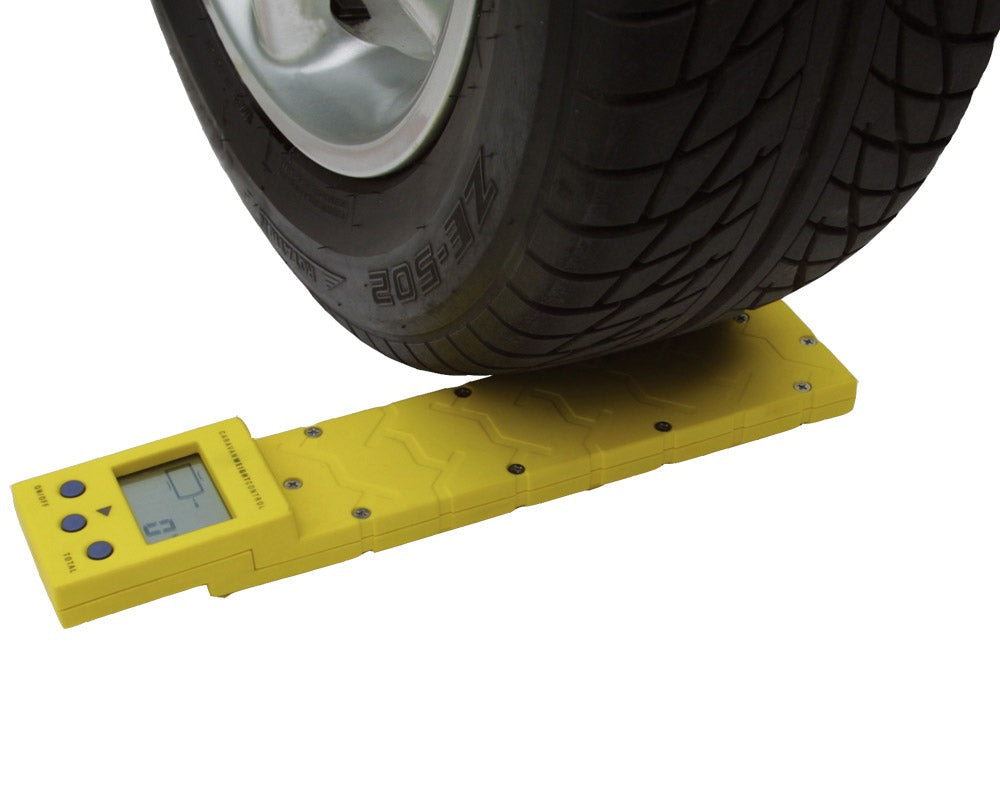 et hjul på veg opp på en gul cwc vekt