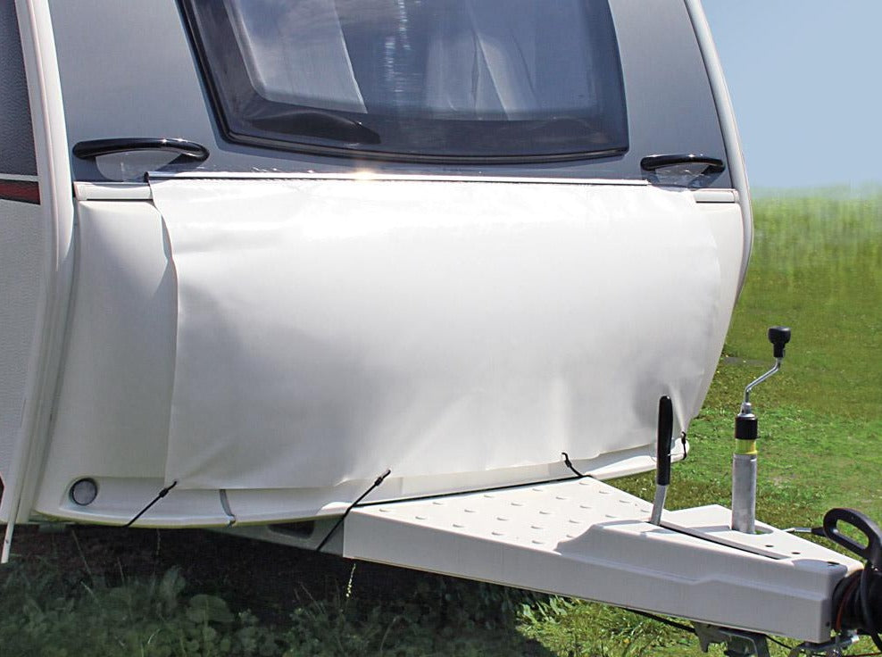 gasskassetrekk hvit påmontert en campingvogn på gressbakke
