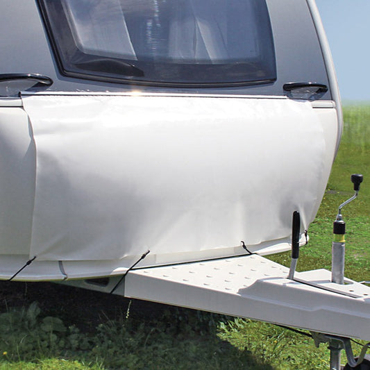 gasskassetrekk Hindermann hvit farge på gasskassen til en campingvogn som er parkert på en gressbakke en solfylt dag
