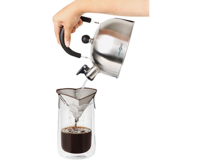 kaffe helles fra en Brunner stålkanne til en beholder med kaffefilter plassert