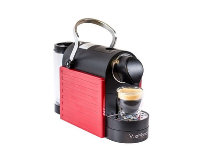 Rød kaffekapselmaskin med beholder i bakkant, blankt håndtak og sort tappemekanisme fyller en kaffekopp