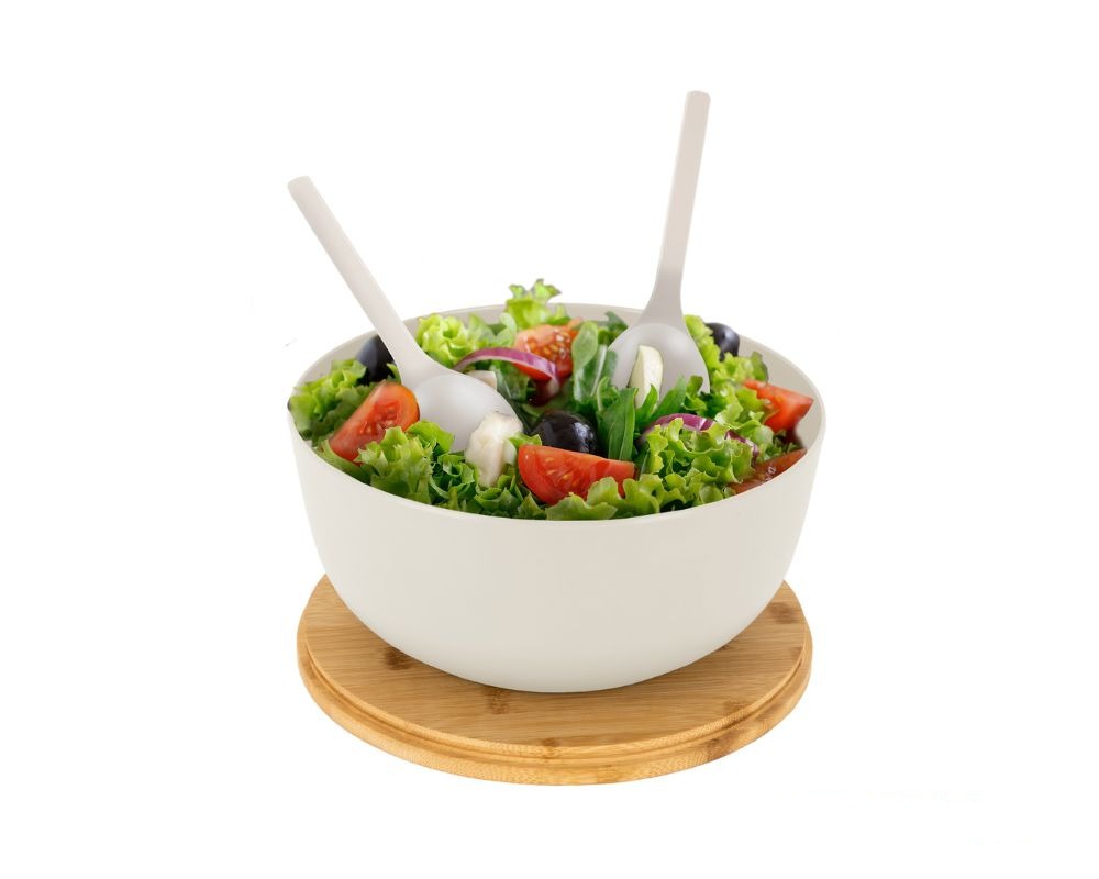 salatbolle plassert på lokket som et bordbrett, med salat og bestikk