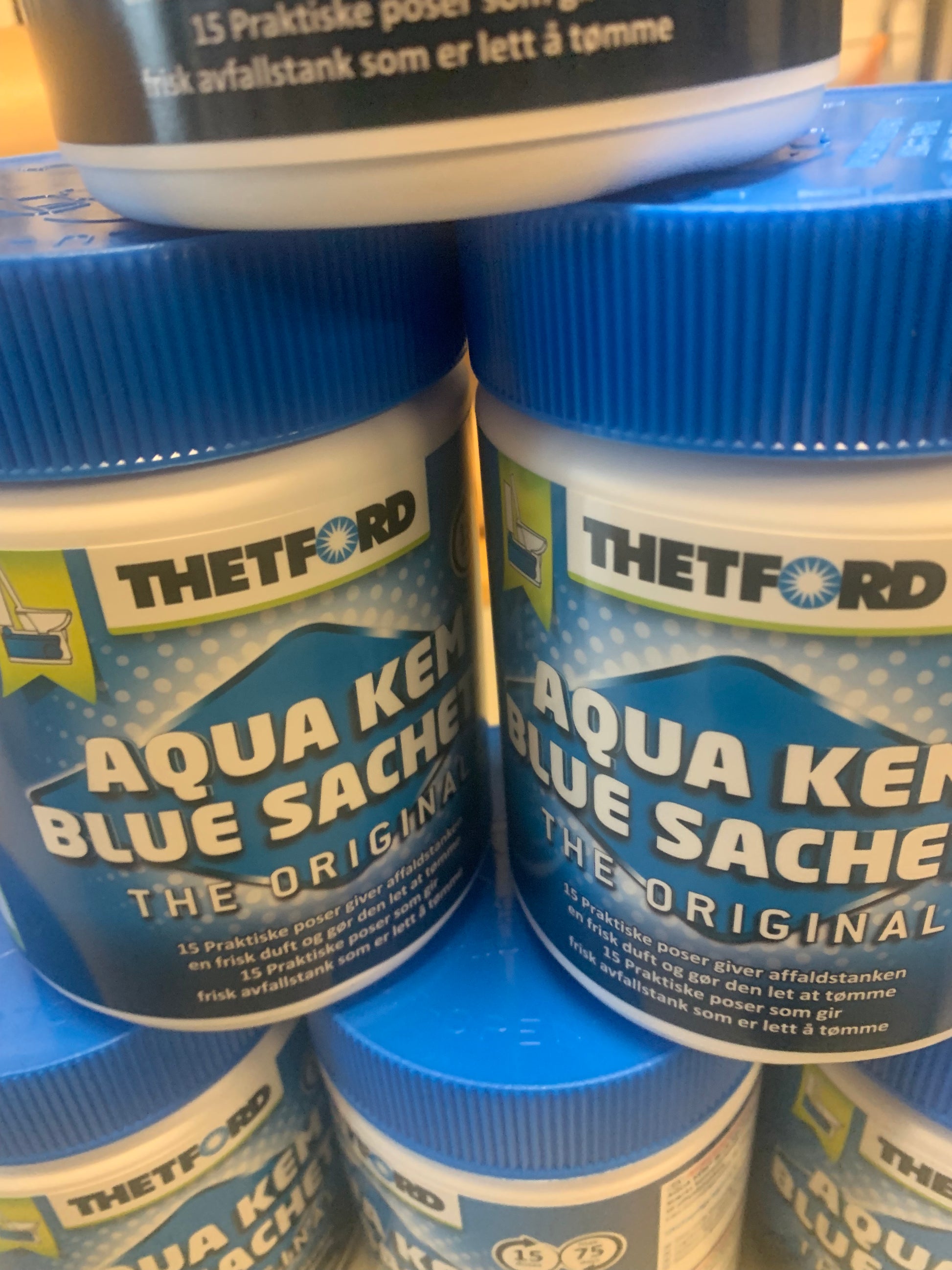 6 bokser med  Thetfor aqua kem blue sachets stablet oppå hverandre