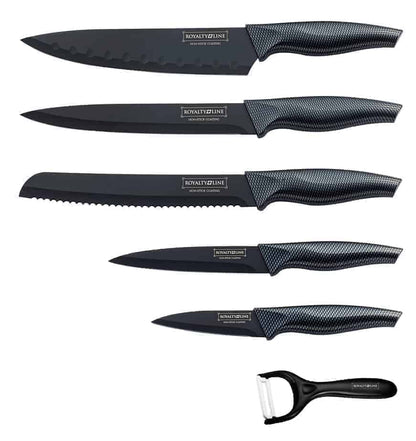 knivene i royalty line knivsett vist løst over hverandre på hvit bakgrunn