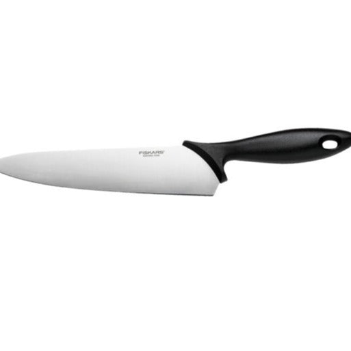 fiskars kokkekniv essential med sort håndtak vist på hvit bakgrunn
