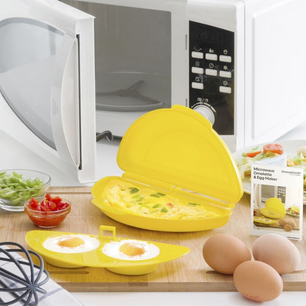mikroovn med åpen dør og eggbeholder med omelett og stekt egg plassert på et bord foran ovnen sammen med endel grønnsaker