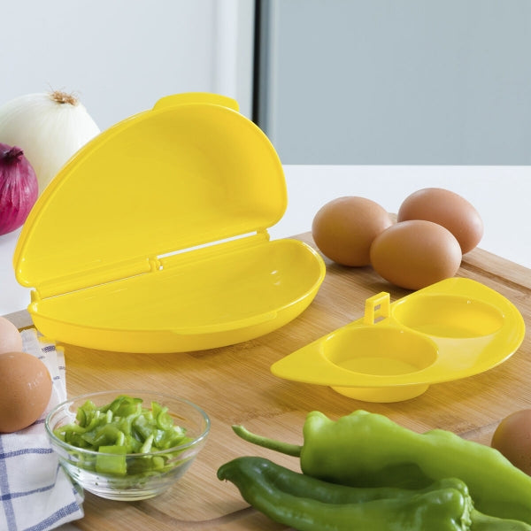 bestanddelene til gul omelett beholder for mikrobølgeovn på en kjøkkenfjøl