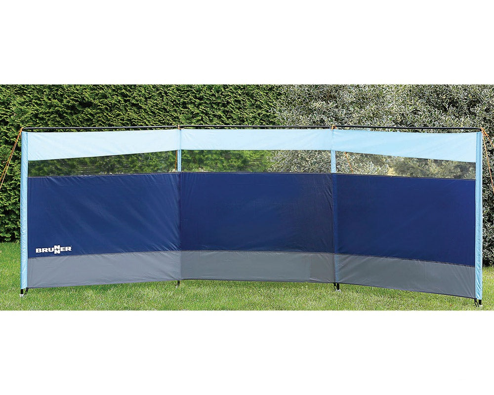 Levegg Brunner Barrier i farge blå, grå og lysgrå med vindu, montert foran en hekk