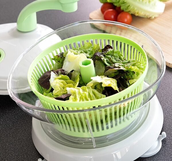 kjøkkenmaskin med salat i beholder