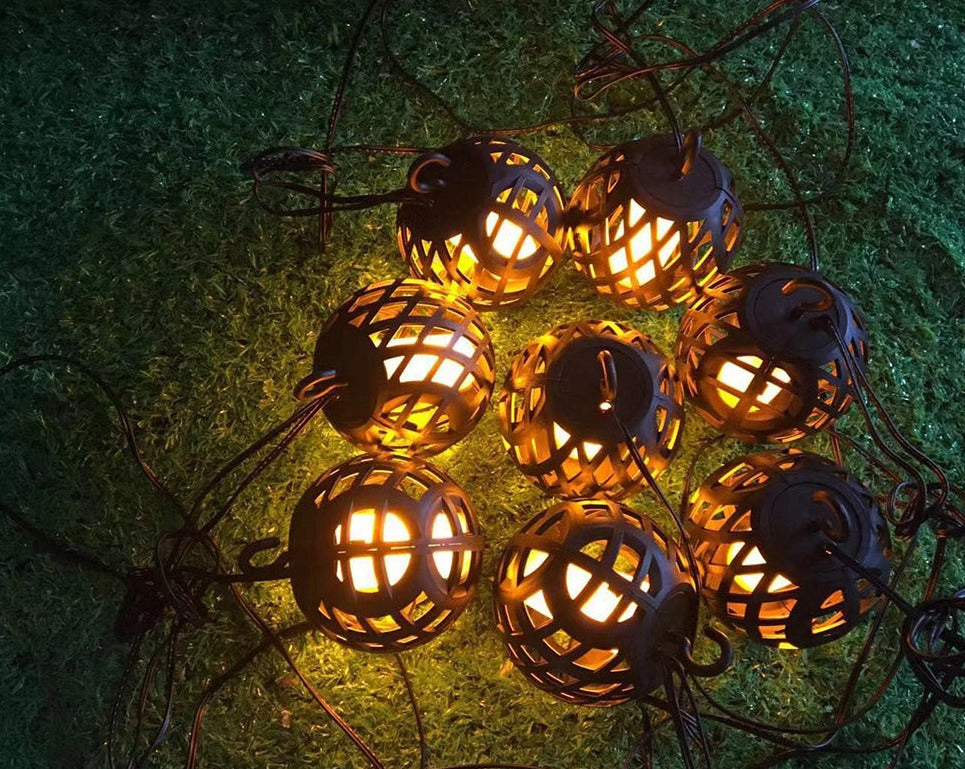 lysslynge lysende liggende i en sirkel på gressbakke