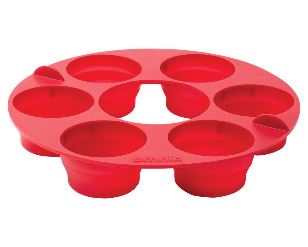 rød silikon muffinsform på hvit bakgrunn