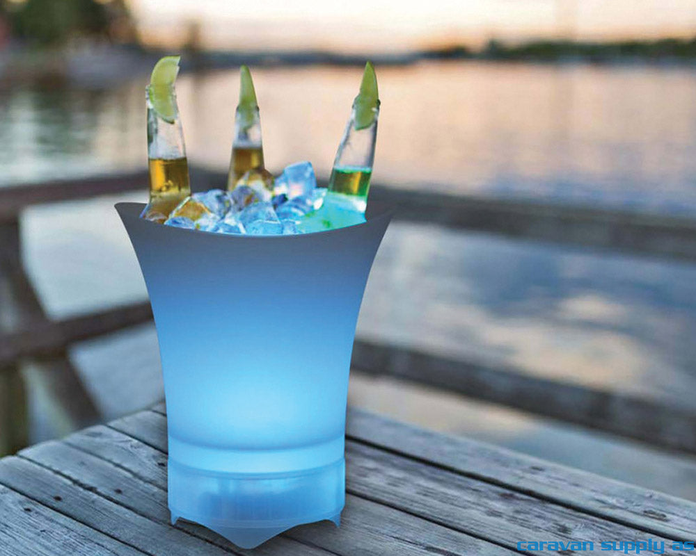 blå isbøtte med 3 flasker på et trebord