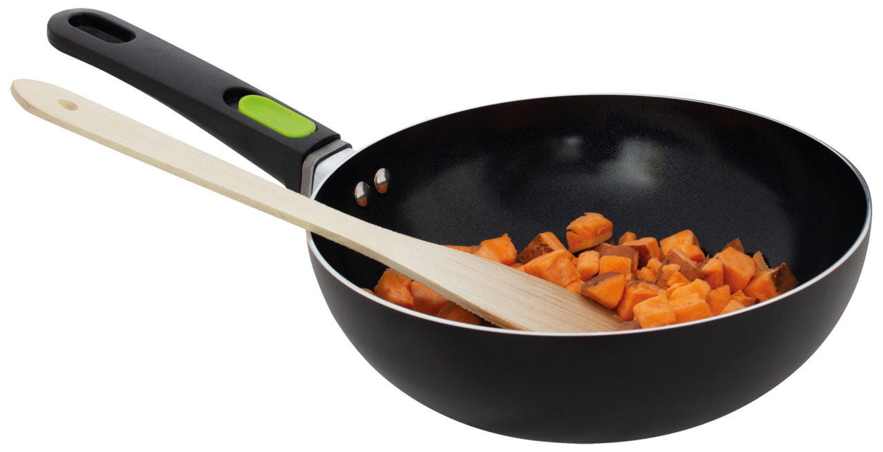 wok panne fylt med mat og tresleiv