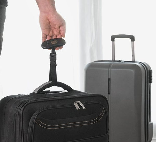 digital bagasjevekt veier en koffert