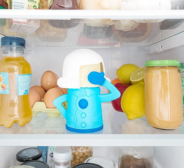 lukfjerner plassert i et kjøleskap sammen med matvarer