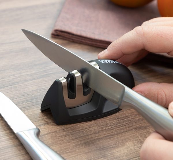 kompakt knivskiper vist i bruk på flatt underlag