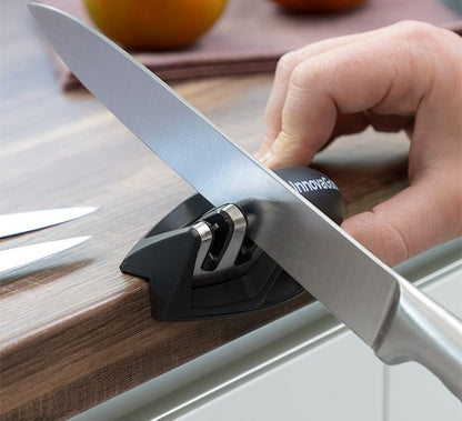 kompakt knivsliper fra innovagoods i bruk på enden av benkeplate