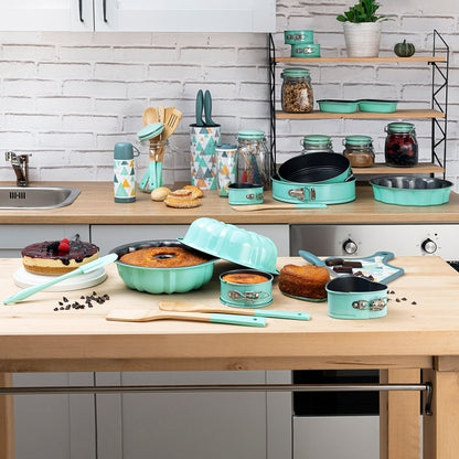 kakeformserie og utstyr  i mint samlet på en kjøkkenøy og kjøkkenbenk med hylle