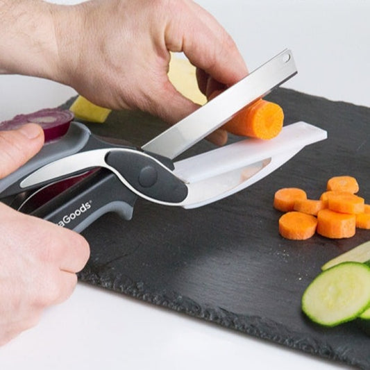 Kjøkkensaks med knivskjærerblad som kutter grønnsaker