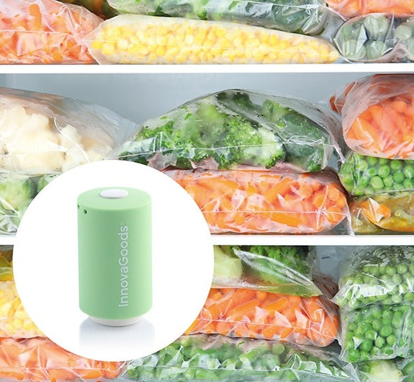 vakumforsegler sammen med ferdig forseglede pakker med grønnsaker i kjøleskap