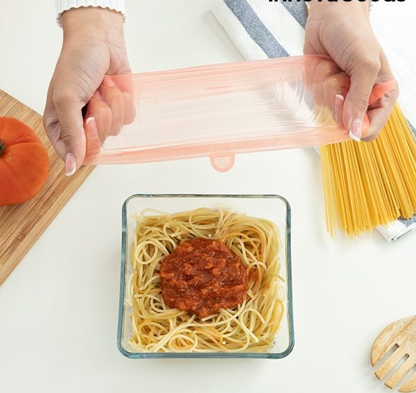 regulerbart lokk settes på en form med spaghettisaus