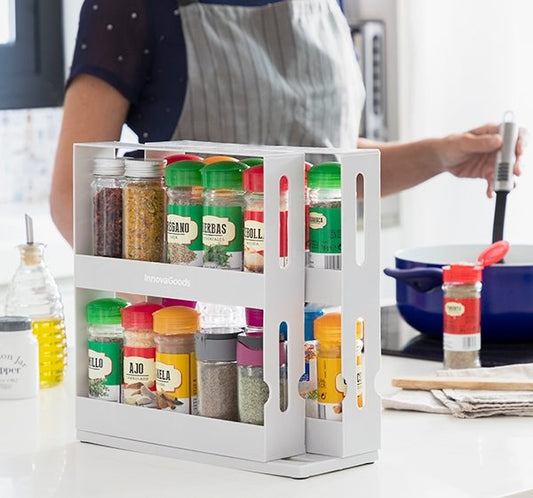 krydderorganisator fylt med krydderglass stående på en kjøkkenbenk